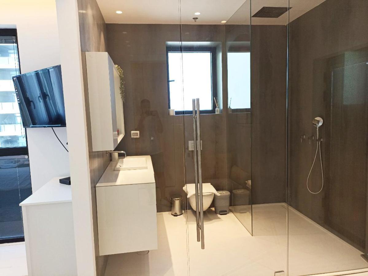 Yalarent Sea-Breeze Penthouse With Jacuzzi Apartman Bat Jám Kültér fotó