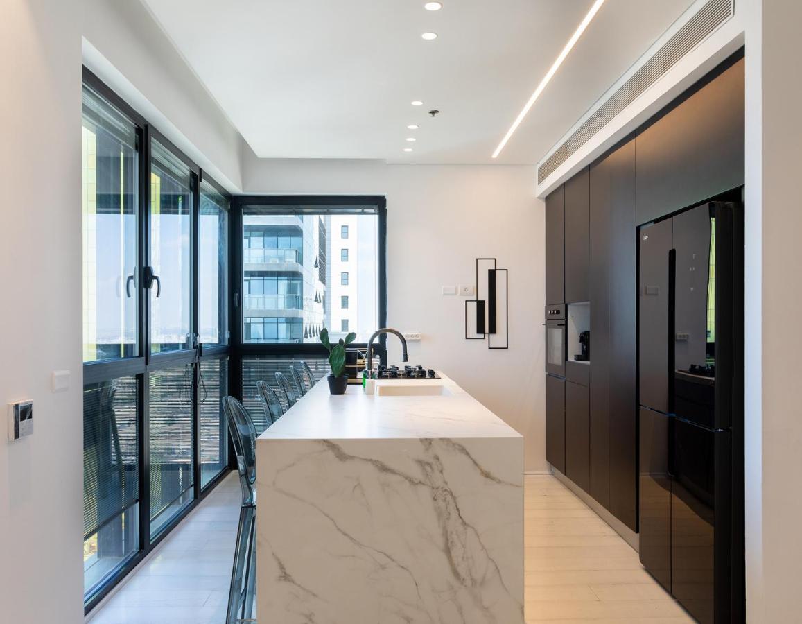 Yalarent Sea-Breeze Penthouse With Jacuzzi Apartman Bat Jám Kültér fotó