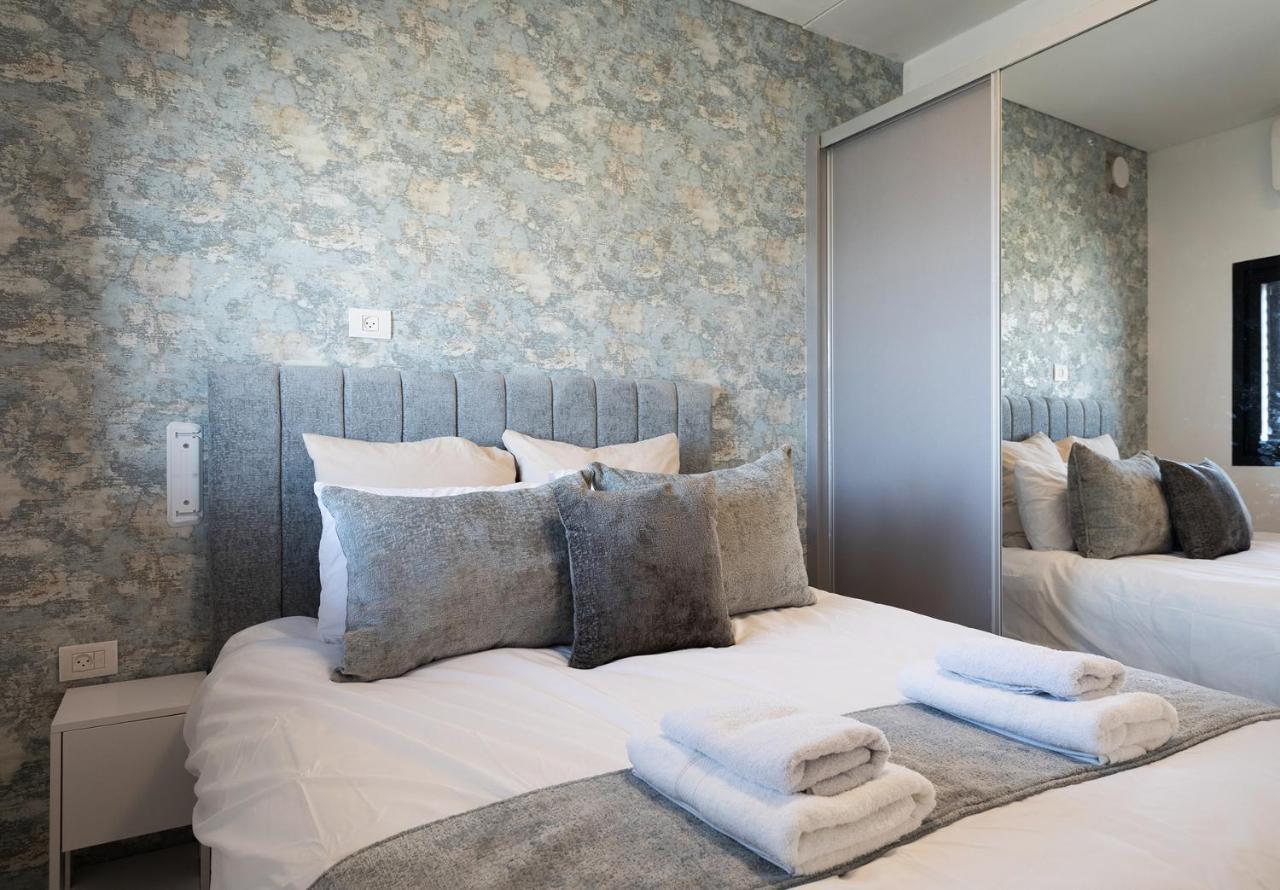 Yalarent Sea-Breeze Penthouse With Jacuzzi Apartman Bat Jám Kültér fotó