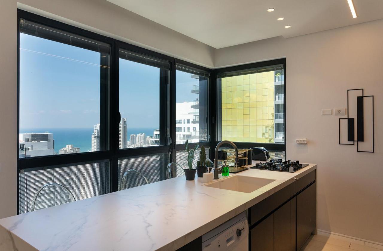 Yalarent Sea-Breeze Penthouse With Jacuzzi Apartman Bat Jám Kültér fotó