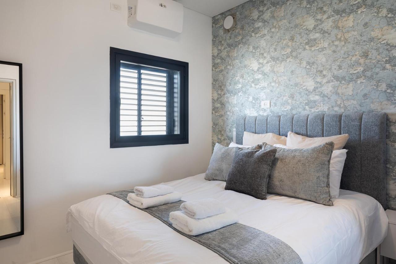 Yalarent Sea-Breeze Penthouse With Jacuzzi Apartman Bat Jám Kültér fotó